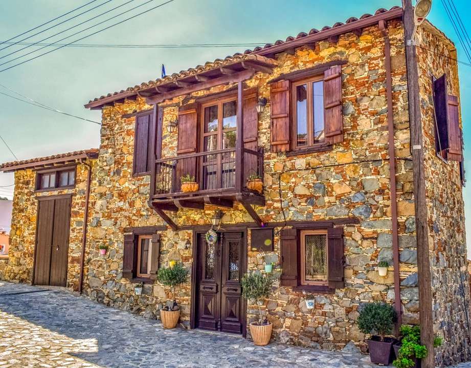 Stary dom z kolorowego kamienia. Cypr puzzle online
