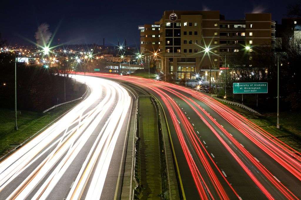 Autostrada w mieście nocą puzzle online