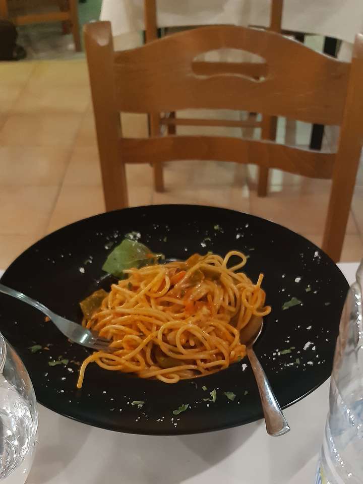 spagetti na czarnym talerzu puzzle online