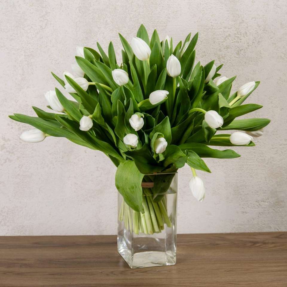 Białe tulipany w wazonie puzzle online