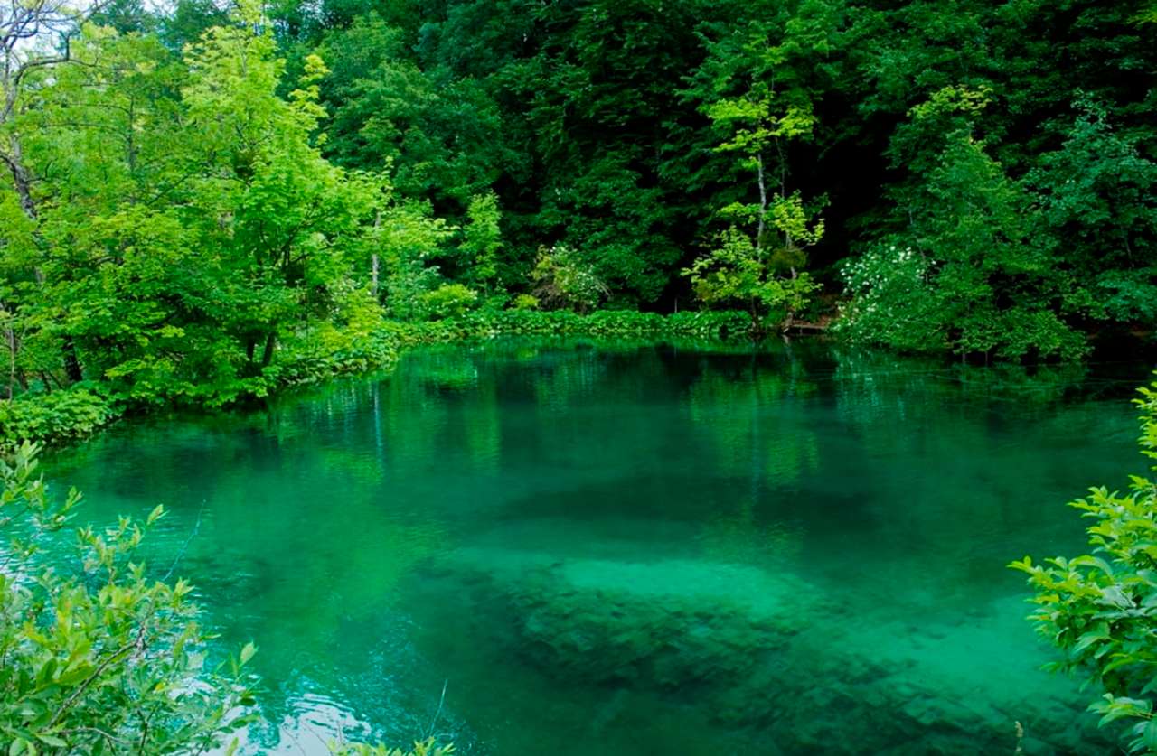 Ponad czasowe piękno jeziora w kolorze turkusowym puzzle online