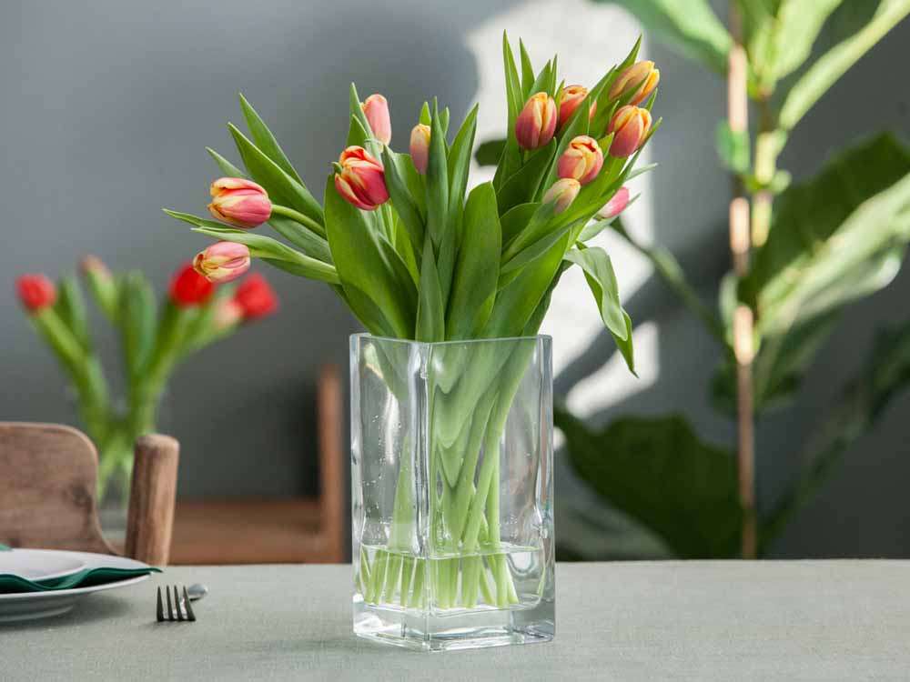 Tulipany w szklanym wazonie puzzle online