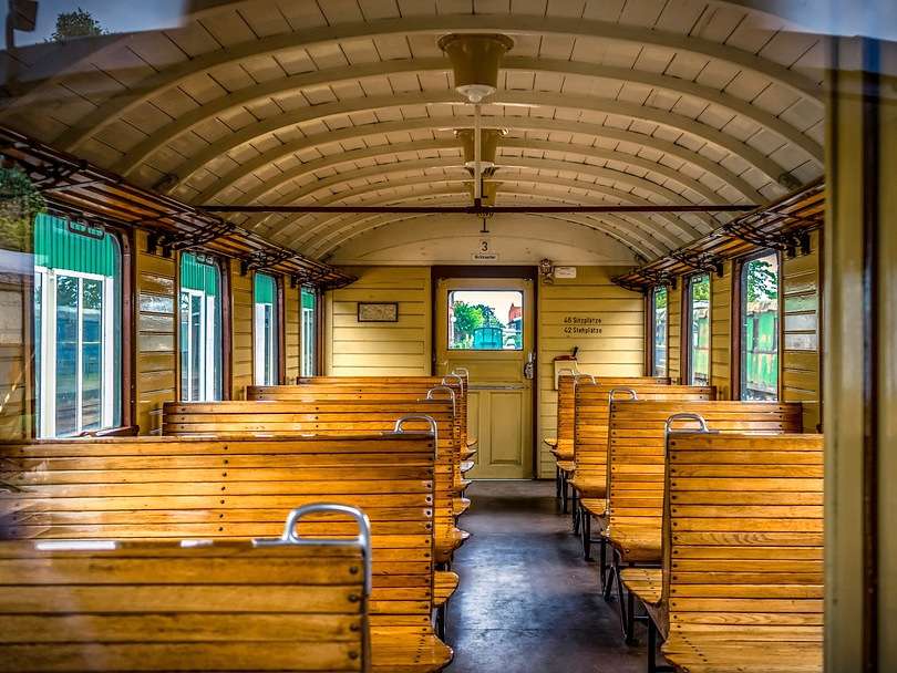 Dawny wagon 3 klasy w pociągu pasażerskim puzzle online