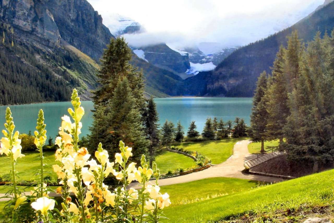 Kanada- Góry Rockies, jezioro, kwiaty w oddali mgła puzzle online
