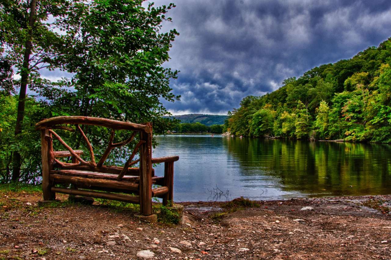 Urocza sceneria, ławeczka, widok na piękne jezioro puzzle online