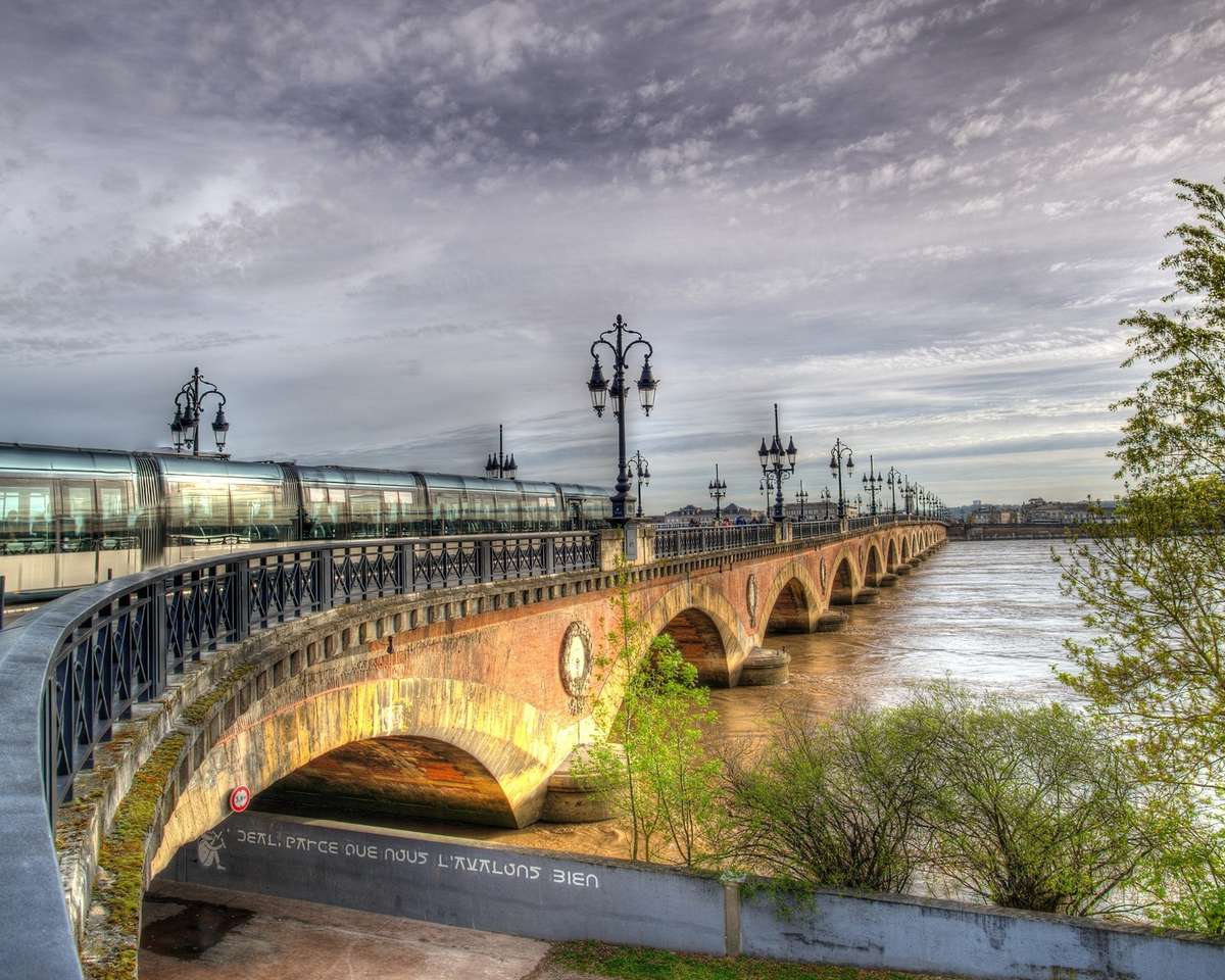 Tramwaj na moście we Francji puzzle online