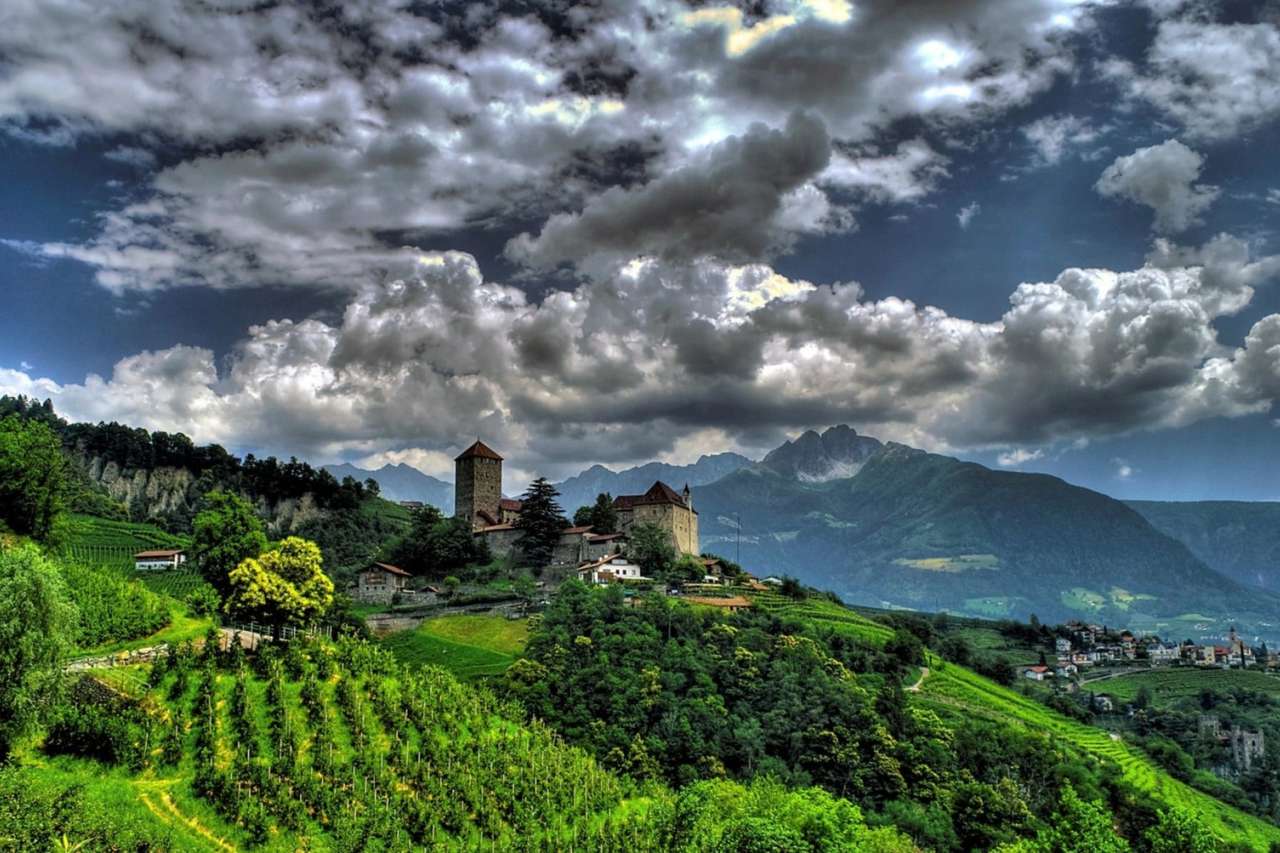 Włochy-Zamek na zboczu góry, krajobraz zachwycający puzzle online