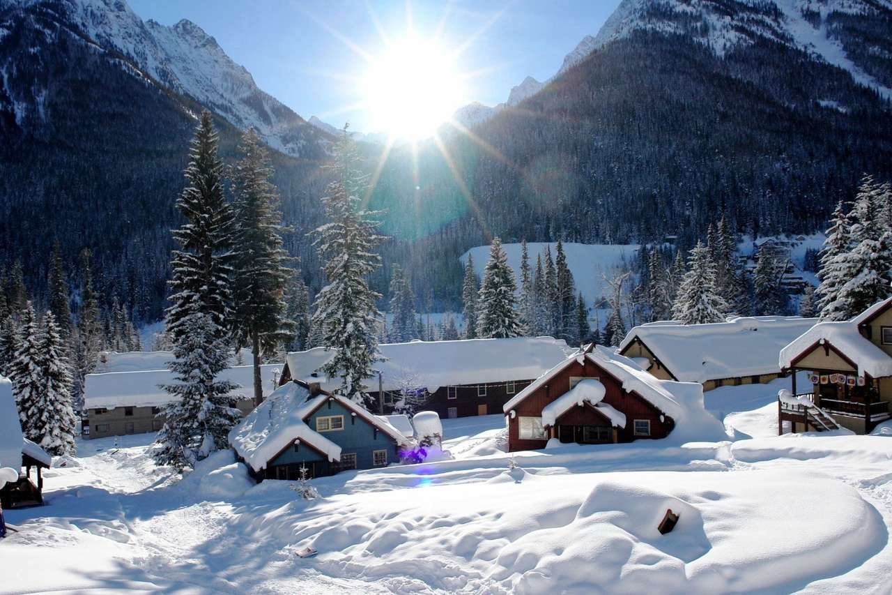 Puszysta zima, wschód słońca i małe domki w górach puzzle online