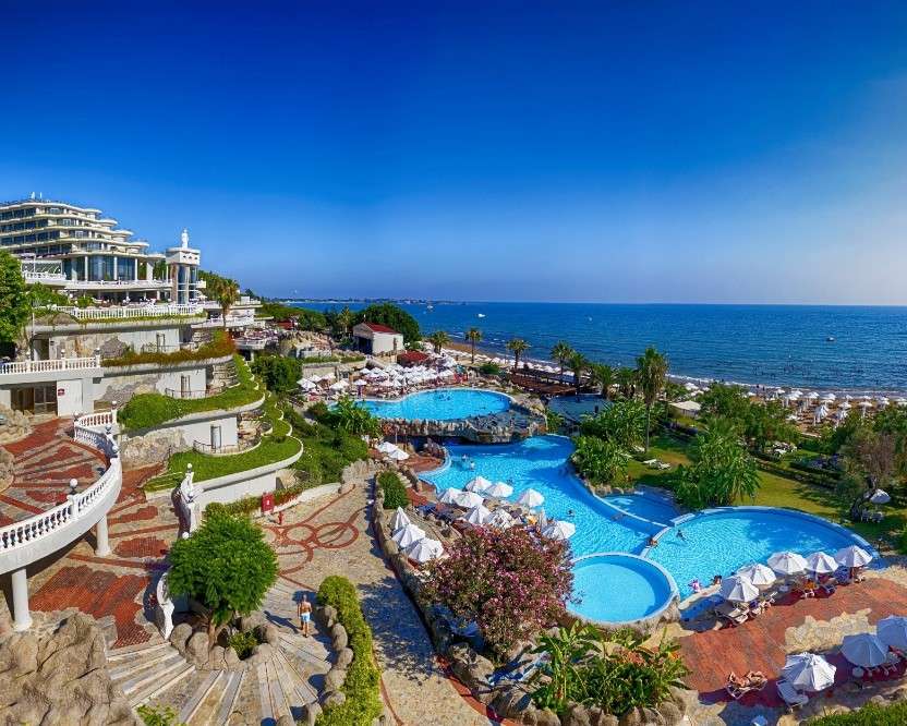 Turcja. Widok na hotel z basenem i morze puzzle online