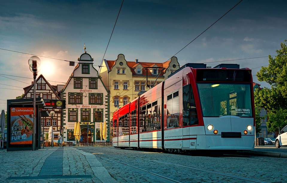 Tramwaj na tle starych kamienic (Erfurt, Niemcy) puzzle online