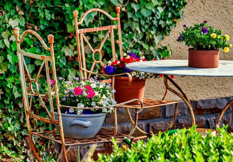 Usiąść sobie w ogrodzie wśród kwiatów puzzle online