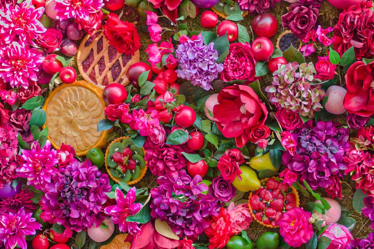 Owoce lata wśród pięknych kwiatów puzzle online