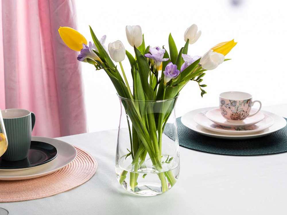 Tulipany w szklanym wazonie puzzle online
