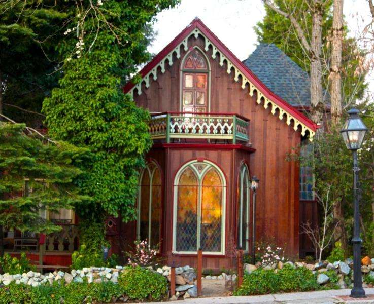 Mały ładny drewniany dom puzzle online