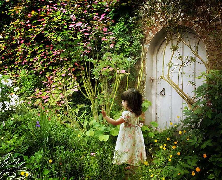 Mała dziewczynka w zaczarowanym ogrodzie puzzle online