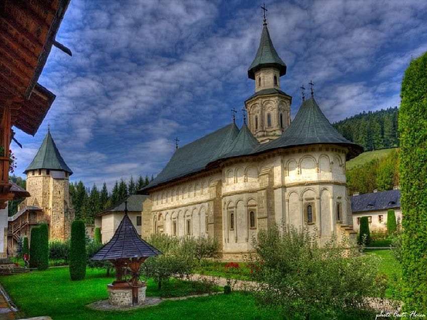 Rumunia-klasztor obronny monastyr z studnią życzeń puzzle online