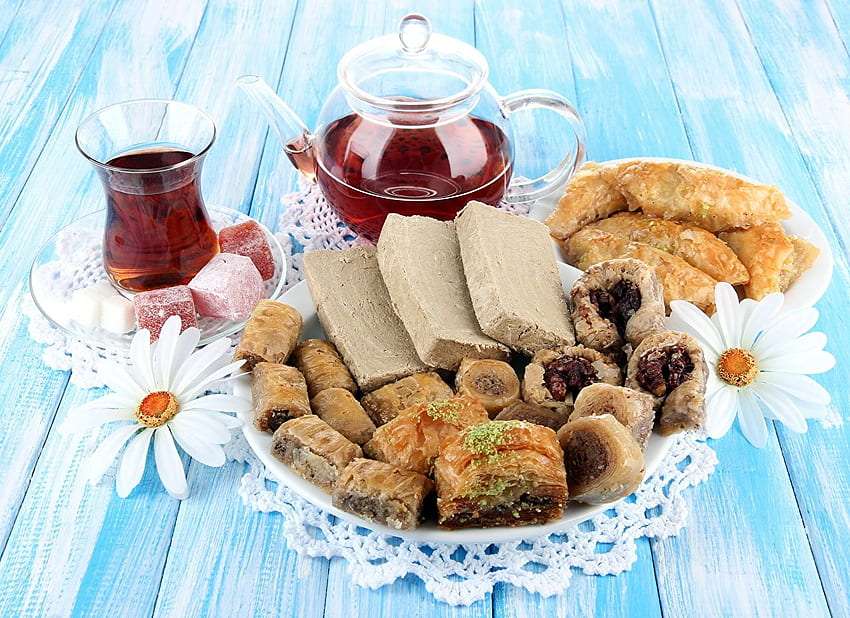 Turecka pyszna herbatka i babeczki, roladki chałwa puzzle online