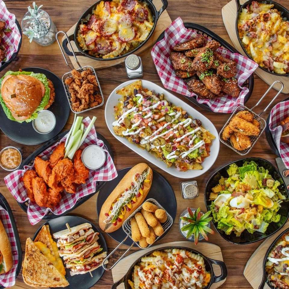 Jedzenie w barze sportowym puzzle online