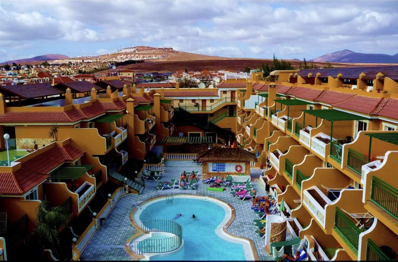 Piękne miejsce z basenem w pustynnym kurorcie puzzle online