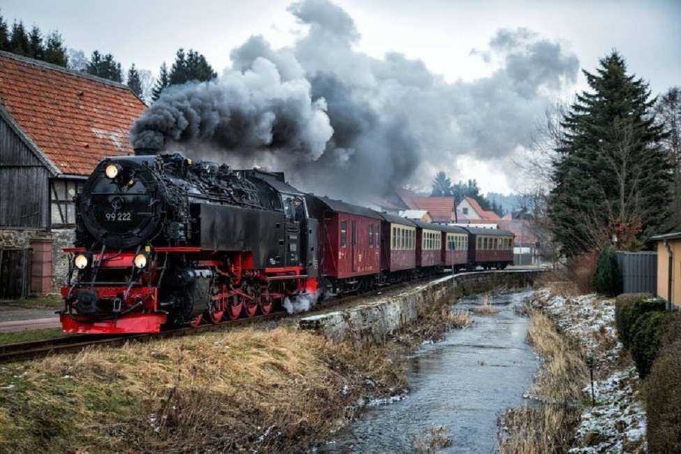 czarny i czerwony pociąg parowy puzzle online
