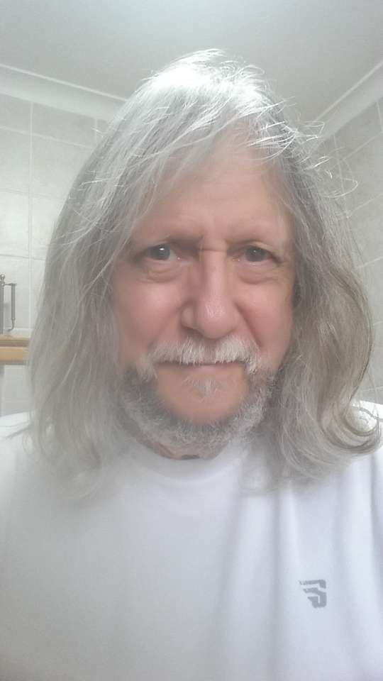 Stary człowiek zapuszcza włosy! puzzle online