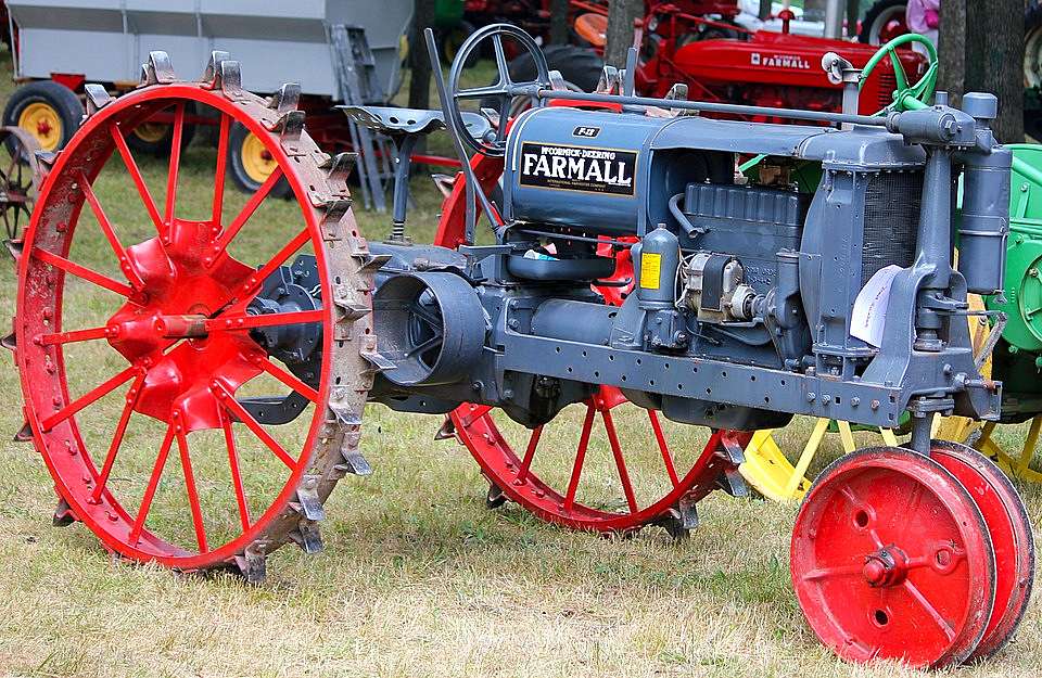 Zabytkowy traktor serii Farmall puzzle online
