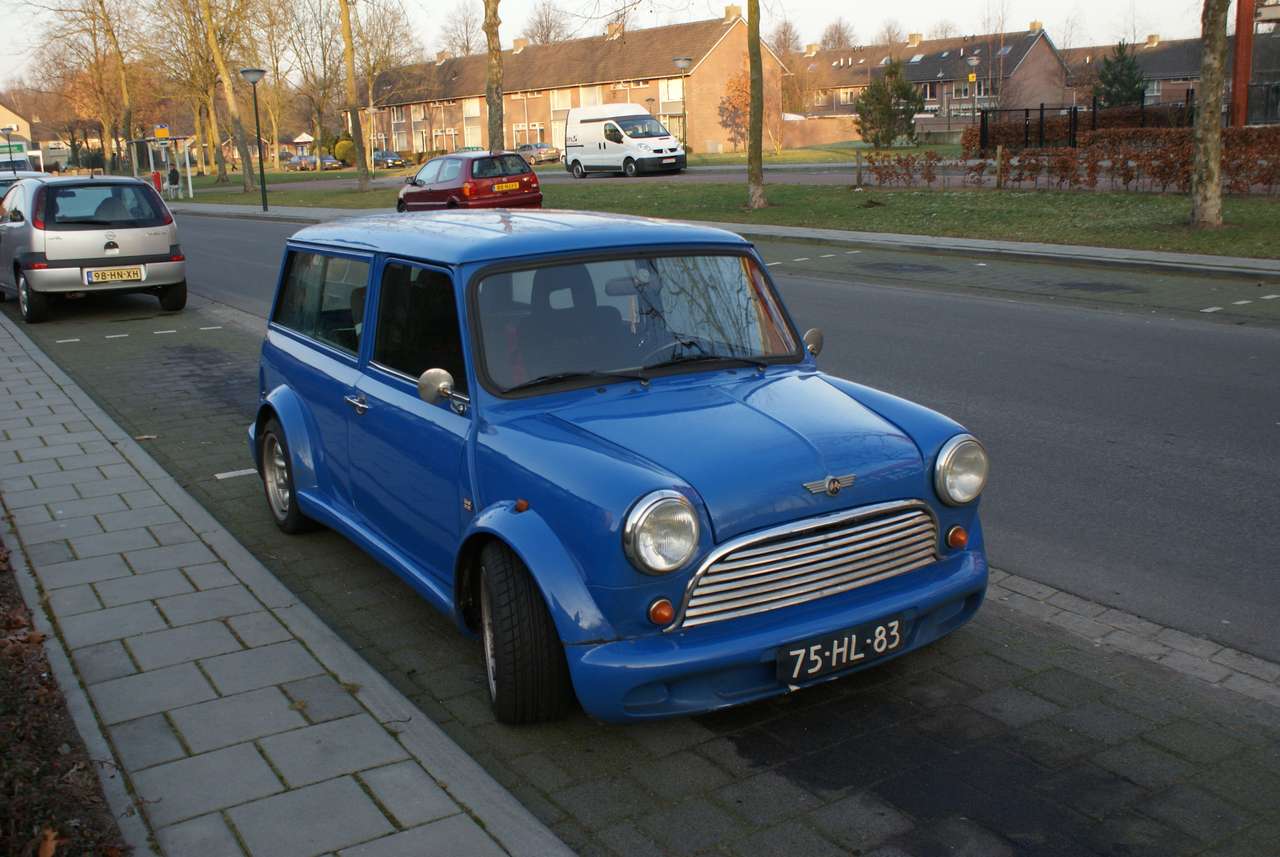 Niebieski mini van puzzle online