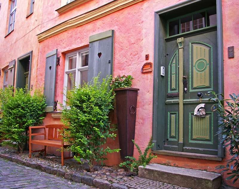 Różowe kamienice w historycznym mieście Stralsund puzzle online