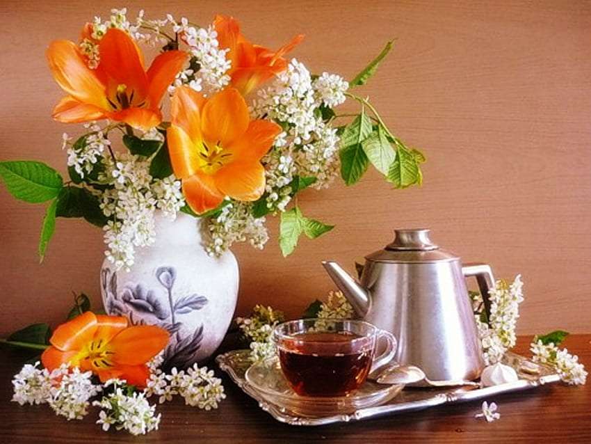 Uroczy bukiet w pieknym wazonie, czajnik i herbatka puzzle online