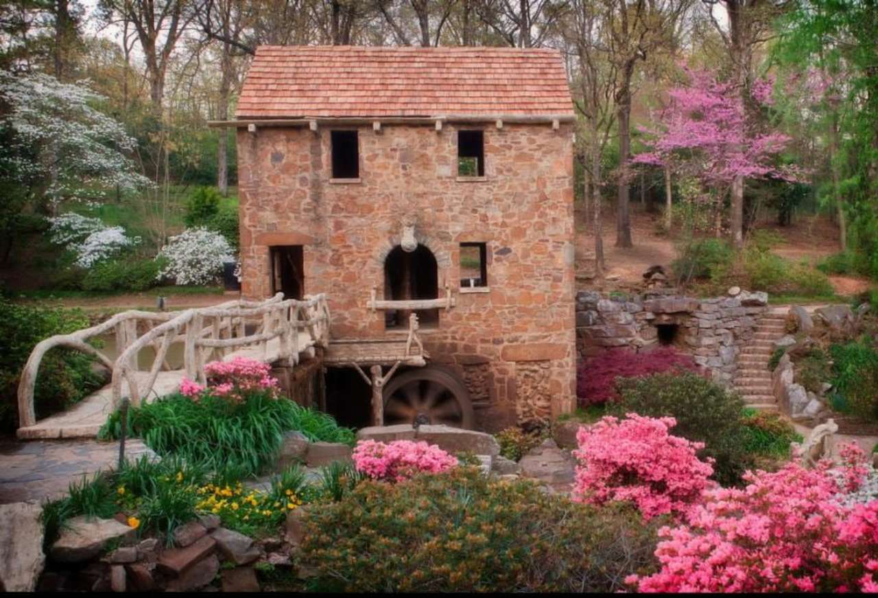Zabytkowy kaminny młyn w pięknym parkowym ogrodzie puzzle online