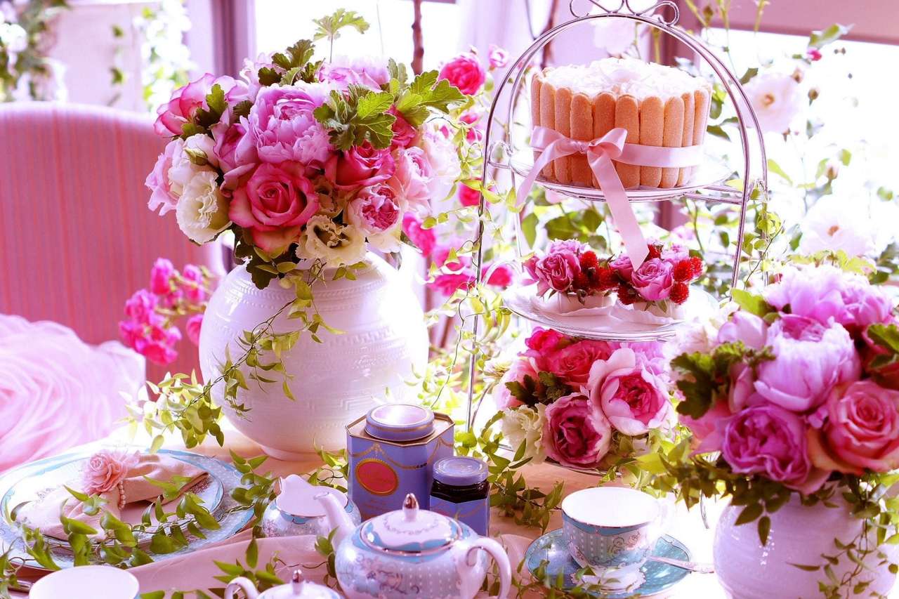 Piękno wiosennej herbatki na słonecznym tarasie puzzle online