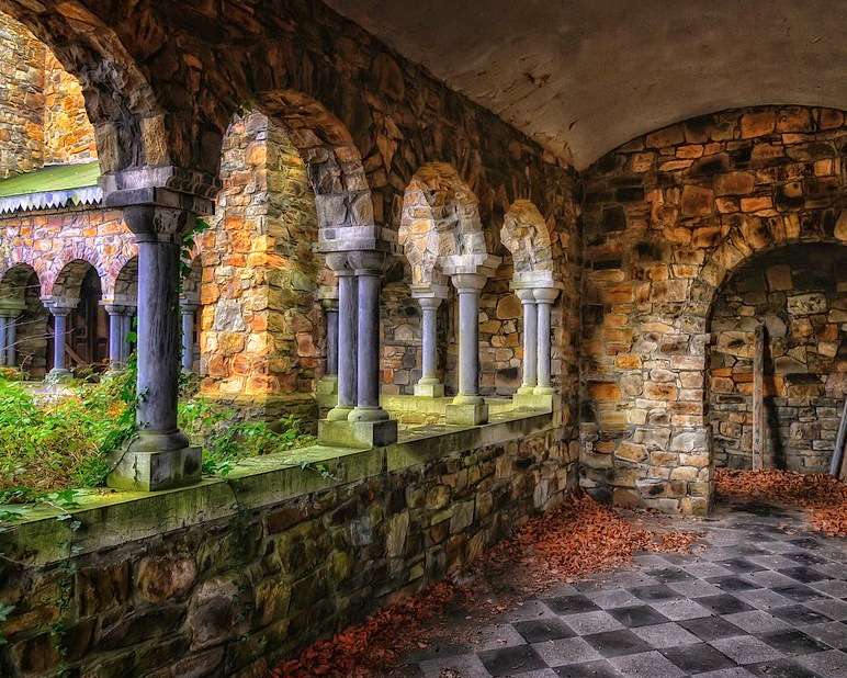 Tajemnicze średniowieczne arkady klasztorne puzzle online