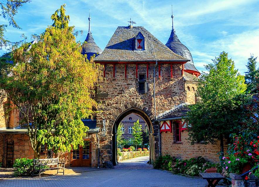Piękna, średniowieczna brama zamku Satzvey puzzle online