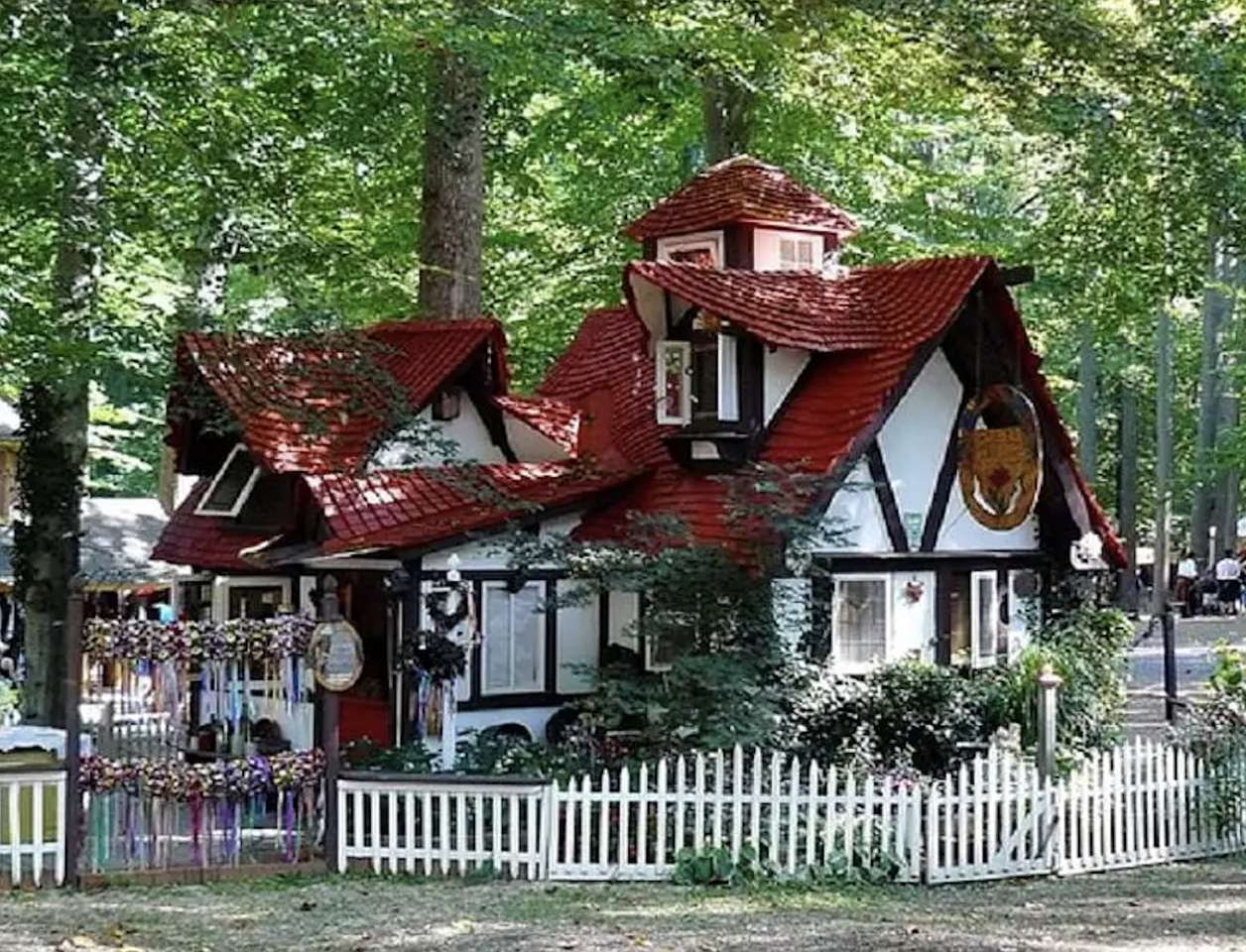 Bajkowy domek w brzozowym parku puzzle online