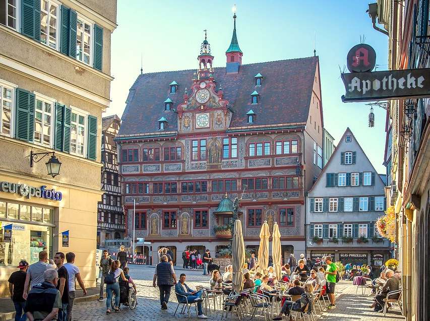 Kawiarnia uliczna i piękne budynki w Tübingen puzzle online