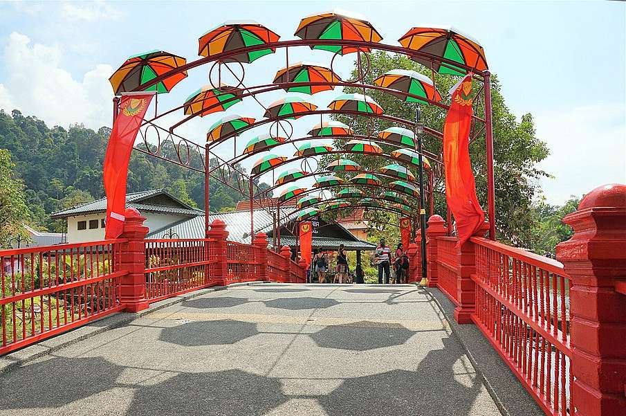 Most zdobiony parasolkami (Malezja) puzzle online