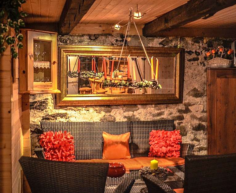 Rustykalny salon z pięknym lustrem puzzle online