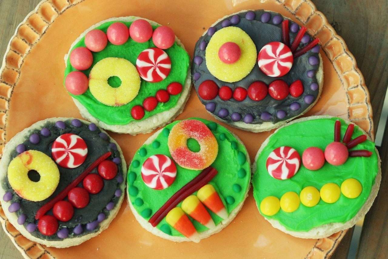 Kolorowe wesołe ciasteczka na Kinder Party puzzle online