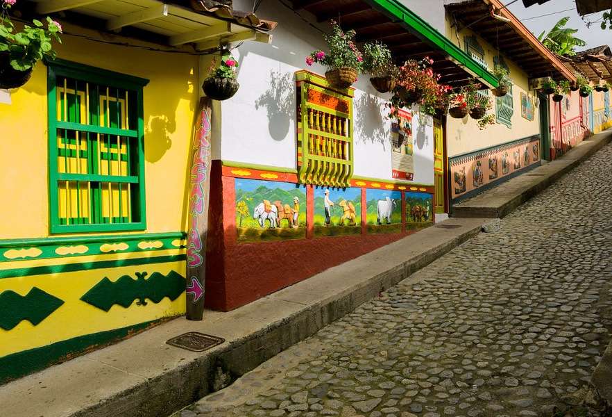 Domy w mieście Guatape (Kolumbia) puzzle online