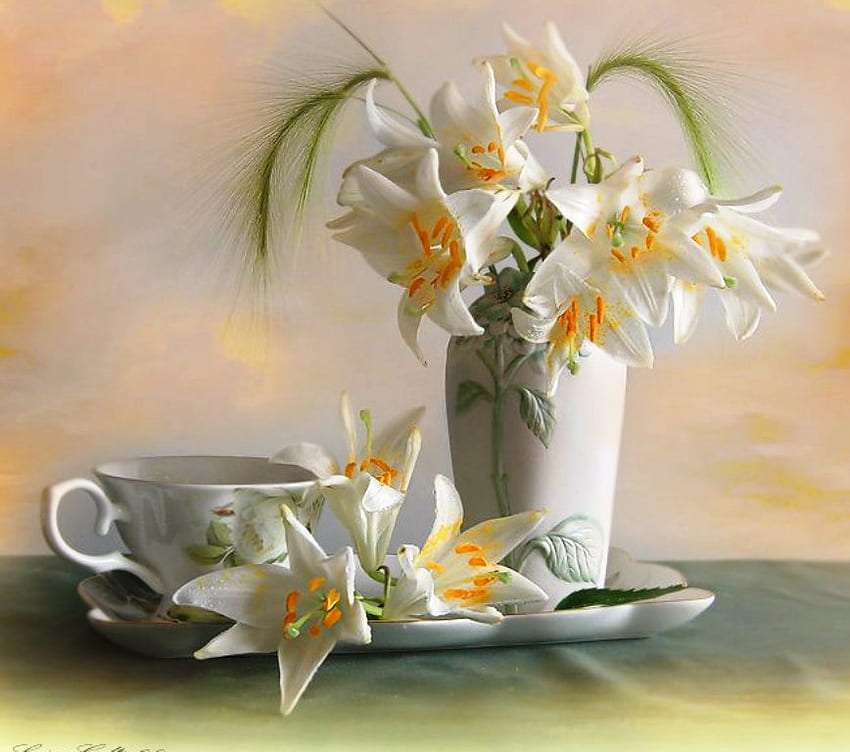 Piękno białych lilii w pięknym wazonie zachwyca puzzle online