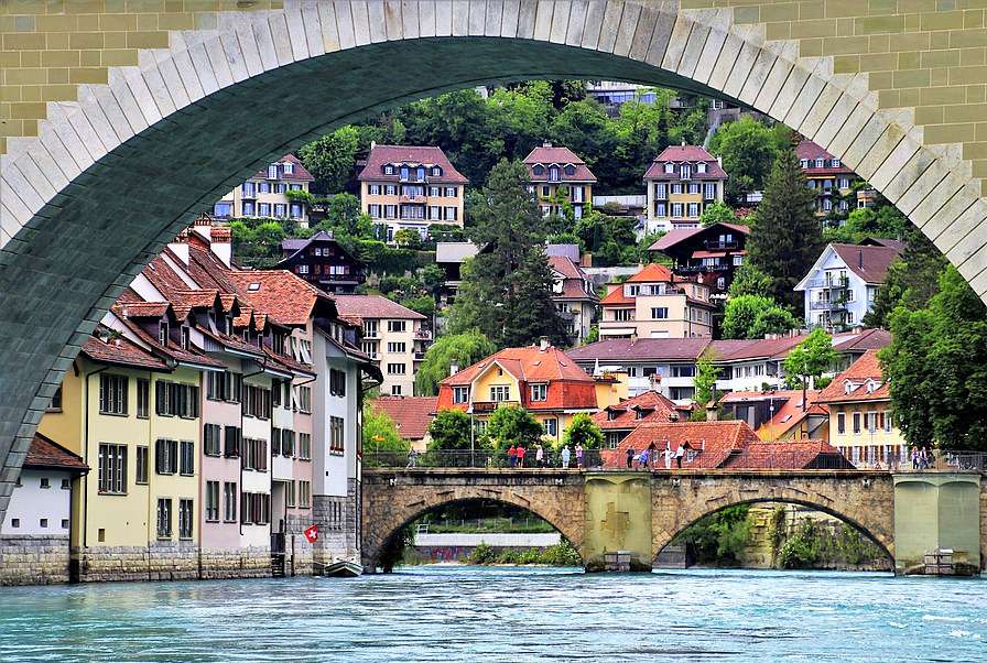 Widok spod mostu na miasteczko w Szwajcarii puzzle online