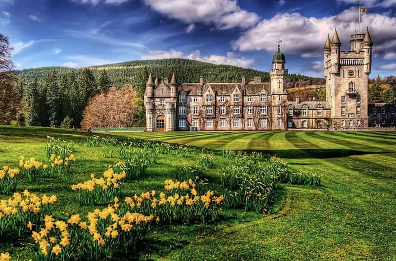 Zamek Balmoral Królowej Elżbiety II w Szkocji puzzle online