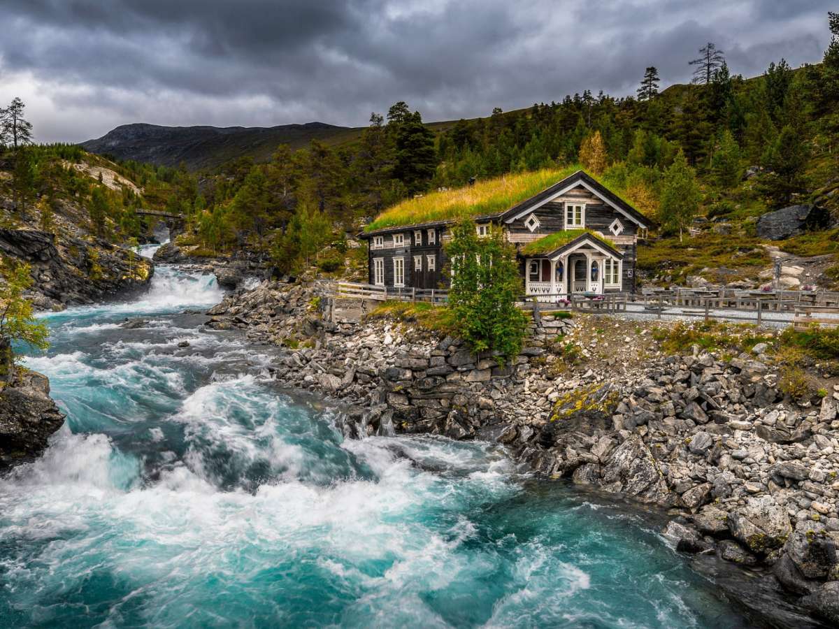 Norwegia-Eko dom nad rwącym górskim potokiem puzzle online