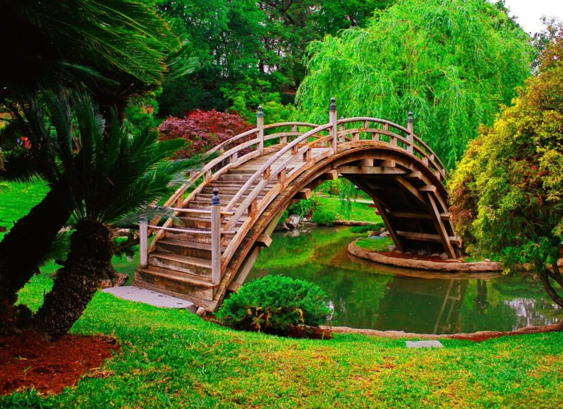 Park z fantazyjnym mostem nad stawem, no cudo puzzle online