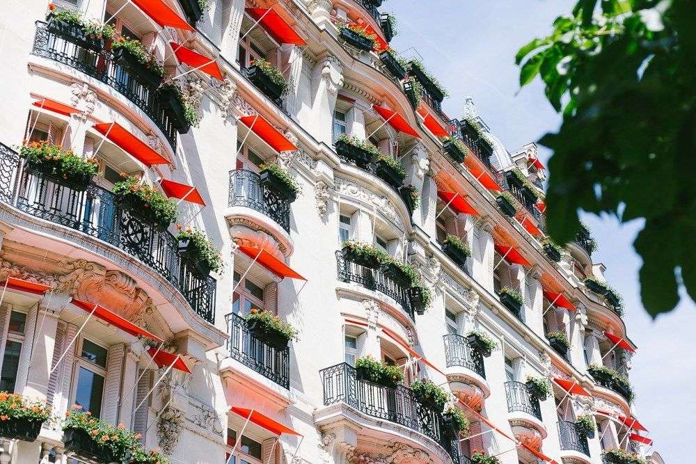 Balkony na budynku w hotelu puzzle online