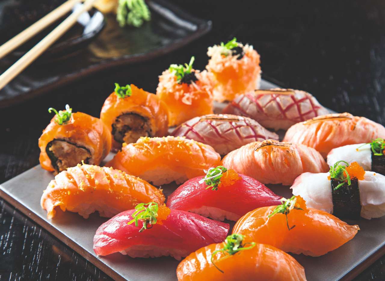 Oryginalne japońskie sushi z surowego łososia puzzle online