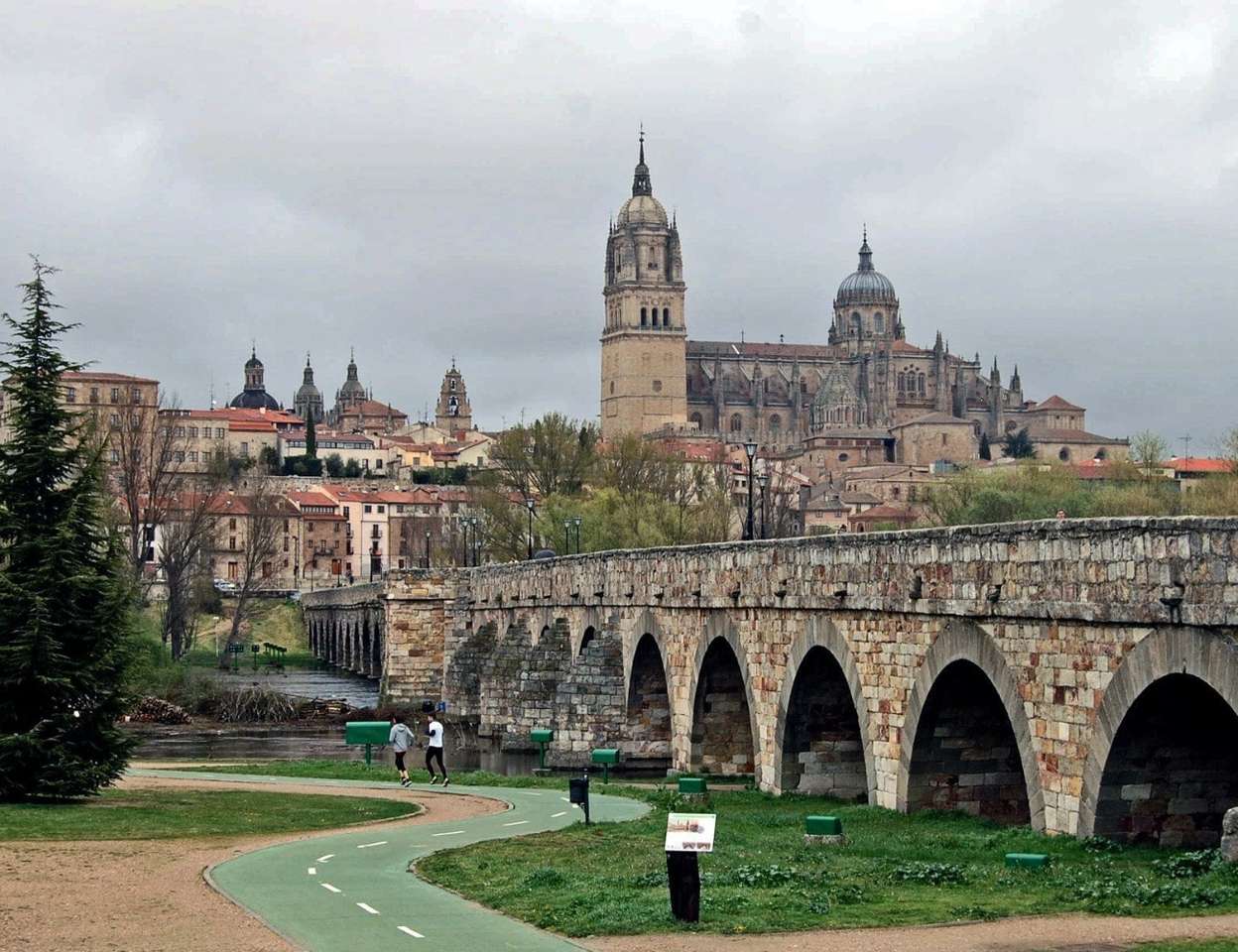 Hiszpania-Salamanka-Most Rzymski a w tle katedra puzzle online
