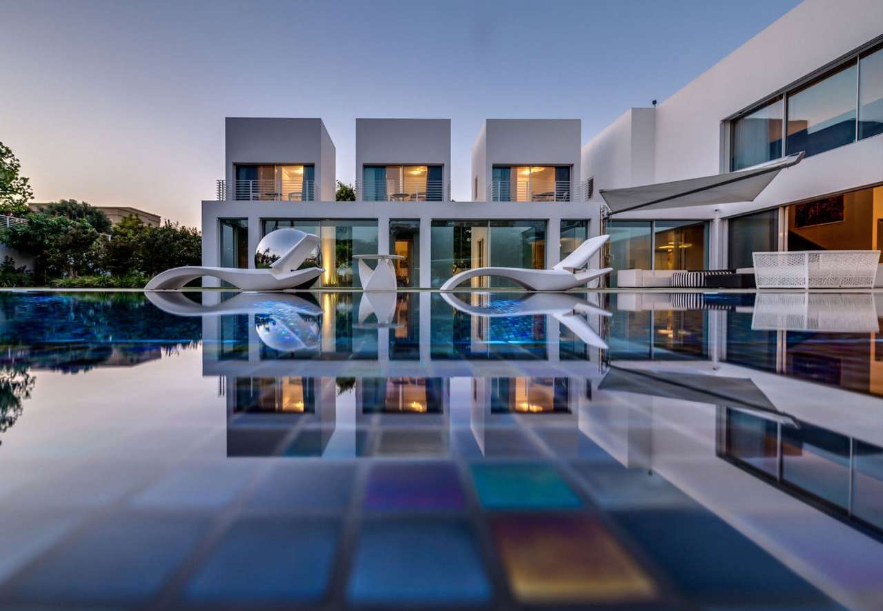 Luksusowa nowoczesna rezydencja z basenem, odlot puzzle online