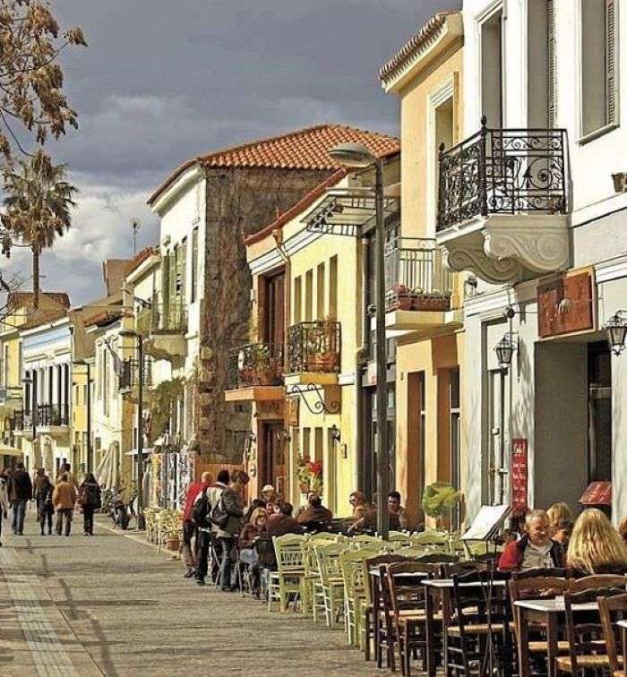stoły na zewnątrz w starych Atenach puzzle online