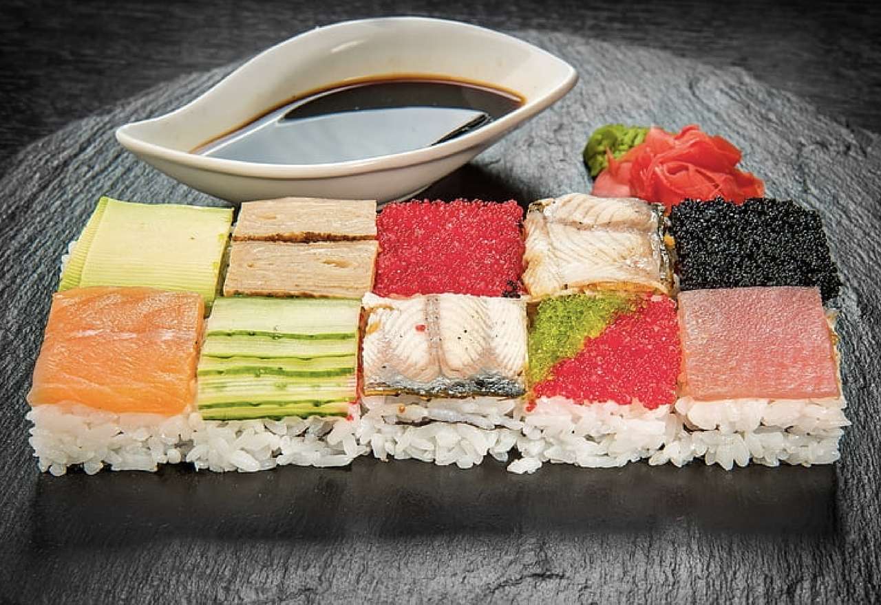 Japońskie ''ciasteczkowe'' sushi z ikrą, kawiorem puzzle online